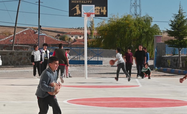 Yozgat'ta beden eğitimi öğretmeni köy çocuklarını basketbol ile tanıştırdı