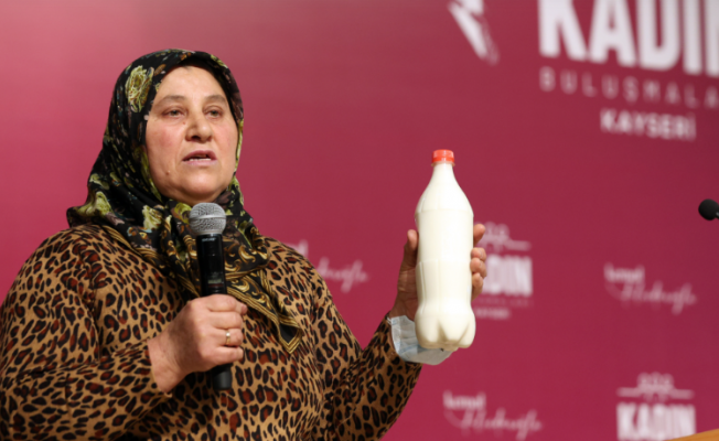 CHP Kayseri kadınlar buluşmasında kadınlar kürsüye ellerinde ekmek, süt ve bebek beziyle çıktı