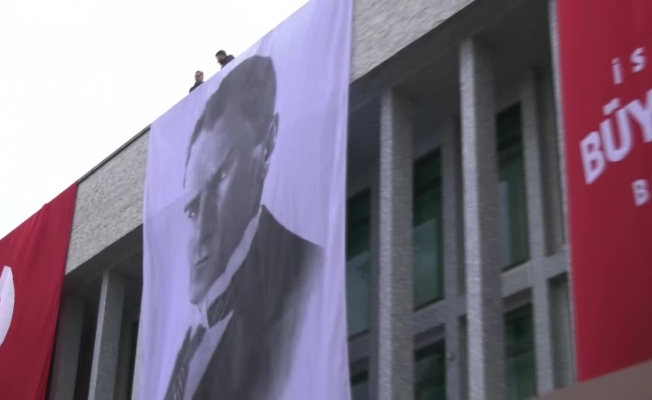 İmamoğlu'nun çağrısı sonrası, İBB Saraçhane Başkanlık Binası'nın önündeki hazırlıklar tamamlandı