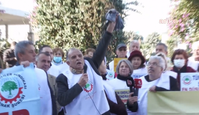 İzmir'de emeklilerden 'donlu' protesto: "Emeklinin bir tek canı, bir de donu kaldı"