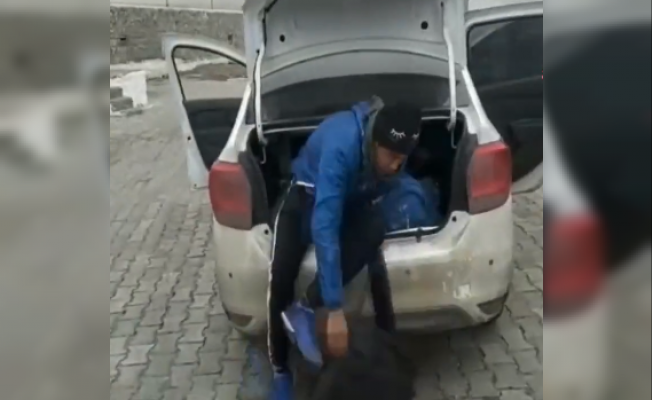 Kars'ta bir otomobilden 14 kaçak göçmen çıktı