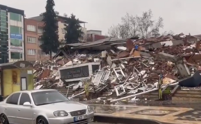 10 ili etkileyen 7,4 büyüklüğündeki depremde Adıyaman Belediye Başkanlığı binası da yıkıldı