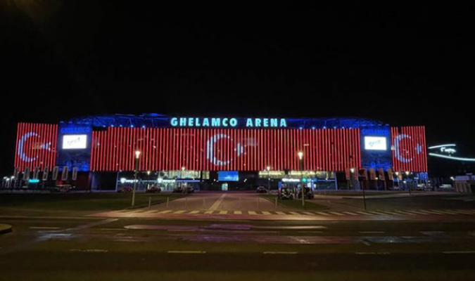 Gent'in stadı Ghelamco Arena Türk bayrağıyla aydınlatıldı