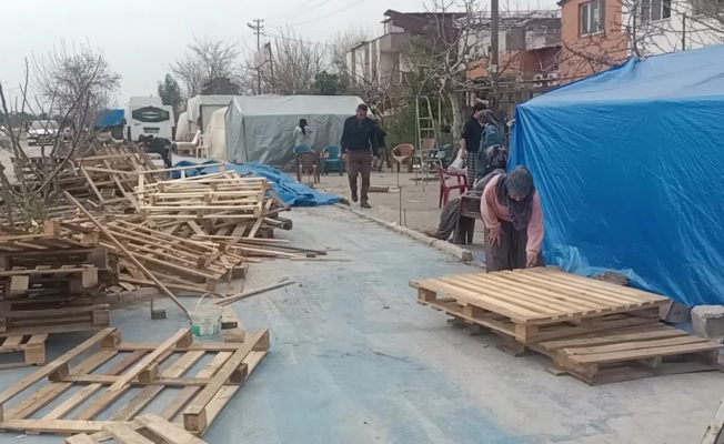 Depremzede: "Çadırımızı kendimiz kurduk, kendi şartlarımızla eşyalarımızı çıkarttık"