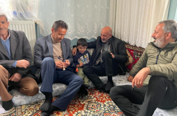 Öztunç, depremin vurduğu Kahramanmaraş'ta hemşerilerinin hakkını aramakta kararlı: "Kışla-Kayacık arasındaki yol ne zaman yapılacak?"