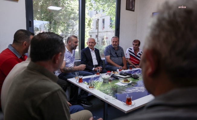 Kemal Kılıçdaroğlu, durakta taksicilerle bir araya geldi