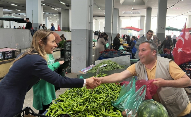 Aylin Nazlıaka: "Saray’da ejder meyvesi yiyenler, çocuğuna bir tane elma bile alamayan annelerin yaşadığı çaresizliği anlamıyor"