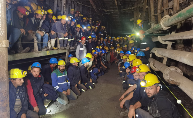 ABB Başkanı Mansur Yavaş, hakları için eylem yapan madencilere 5’er bin TL sosyal destek yardımı yaptı