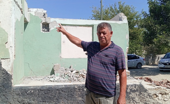Osmaniye'li depremzede: "Cereyansız karanlıkta oturuyoruz. Şu direğin ışığıyla yemek yiyoruz"