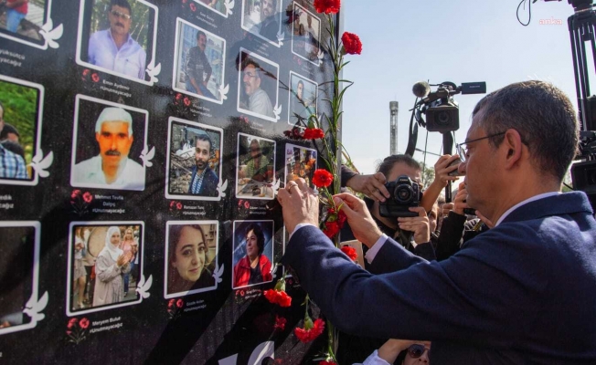 Özgür Özel, katliamın sekizinci yılında Ankara Garı önünde: "Sekiz yıldır bir anne, durmadan ağlar mı? sekiz yıldır adalete ulaşamadıkları için ağlıyorlar"
