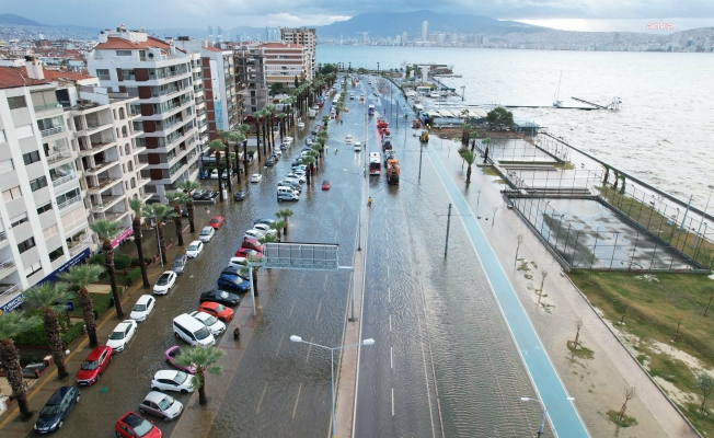 İzmir'de fırtına etkili oldu... Soyer: "1200 mesai 250 iş makinesi ile geceden beri su tahliyesi yapıyor"