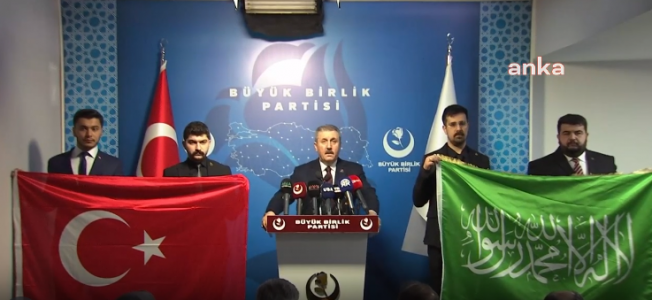 BBP Genel Başkanı Destici Tevhid Bayrağıyla Poz Verdi