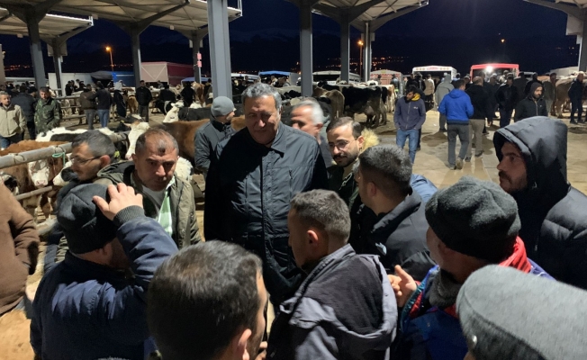 CHP Niğde Milletvekili Ömer Fethi Gürer, gün doğarken Niğde hayvan pazarını ziyaret ederek, besicilerin sorunlarını dinledi.
