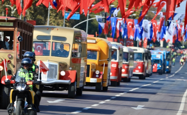 İETT, koruma altına aldığı tarihi otobüsleri Cumhuriyet Bayramı'nda vatandaşlarla buluşturdu