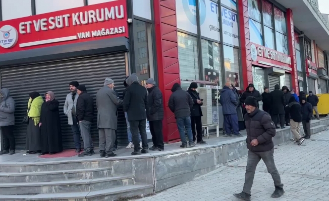 Van’da ucuz et kuyruğunda bekleyen vatandaş: "Biz emeklilerin bir tek tabut ve mezarı eksik"