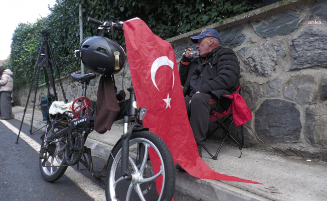 İstanbullu Emekli, İmamoğlu'nun Evinin Önünde "Nöbet" Tutmaya Başladı... Metiner Gündoğdu: "Oyumun Peşindeyim"