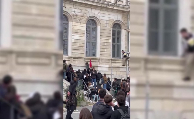 İTÜ'de Öğrenciler Dersleri Boykot Ediyor... Boykota Katılımın Önüne Geçmek İsteyen Güvenlik Görevlileri Fakülte Kapısını Kilitledi, Öğrenciler Camdan Çıktı