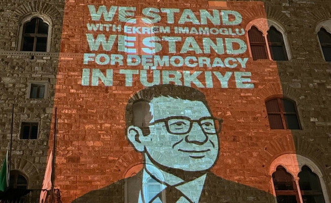 Floransa'nın simge yapılarından Palazzo Vecchio'ya Ekrem İmamoğlu'na destek mesajı yansıtıldı