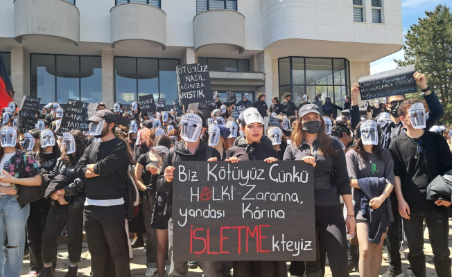 "Kötüler" ODTÜ'de yürüdü, basın açıklamasını "Baş kötü" okudu: "Biz kötüyüz çünkü, seçimlerde korktuğumuz isimleri hapislere tıktık, halkın iradesiyle seçilen belediye başkanlarına kayyum atadık"