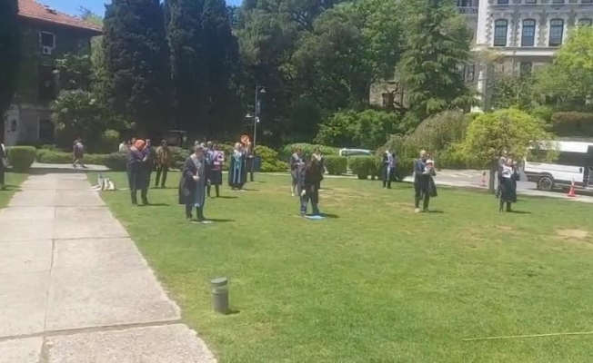 Boğaziçi Üniversitesi'nde akademisyenler ve öğrenciler "Nureddin Yıldız" protestosunda gözaltına alınanlar için nöbet tuttu