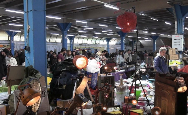 Feriköy Antika Pazarı geçmişle bugünü buluşturuyor... Eski saatlerden İngiliz fincanlarına, retro kameralardan samuray kılıcına