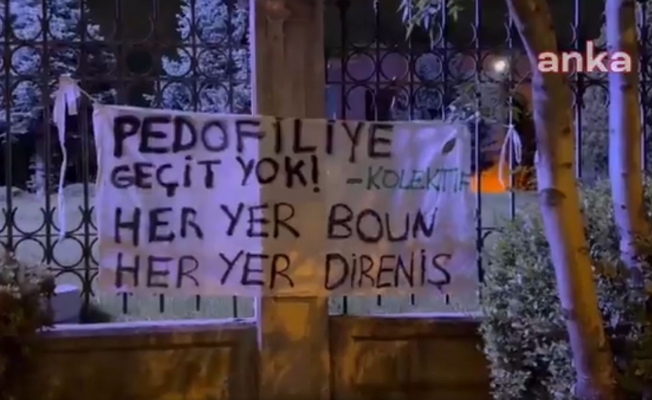 Nureddin Yıldız'ı protesto ettikleri için gözaltına alınan öğrencilere destek olmak için Diyanet İşleri Başkanlığı'na pankart asıldı: Pedofiliye geçit yok