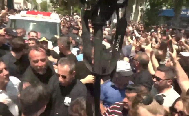 Ferdi Zeyrek, son yolculuğuna uğurlandı... Zeyrek, şehzadeler ilçesindeki Çatal Mezarlığı'nda toprağa verildi