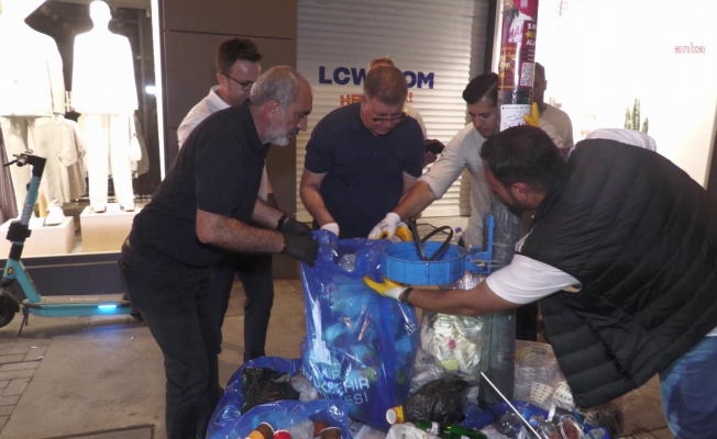 Kordon'da çöp toplayan İzmir Büyükşehir Belediye Başkanı Cemil Tugay: “İzmir’i çöpe teslim etmeyeceğiz”