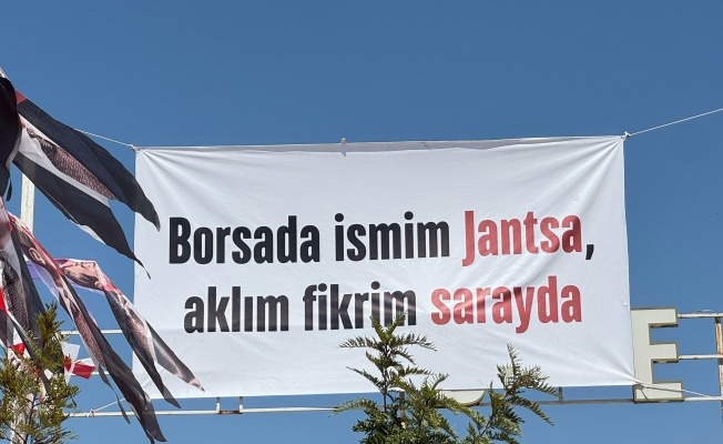 Aydın’da “Millet İradesine Sahip Çıkıyor” miting meydanında Özlem Çerçioğlu'na tepki pankartları: “Borsada ismim Jantsa, aklım fikrim sarayda”