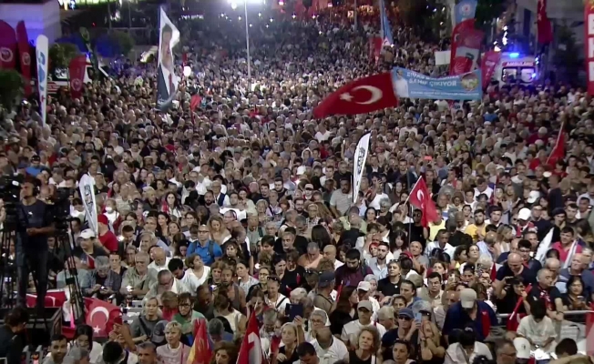 CHP'nin Beyoğlu mitingi... Özgür Özel: Tayyip Erdoğan, İBB Başkanıyken bugünkü parayla 500 bin TL, 24 asgari ücret ayrıca huzur hakkı aldı