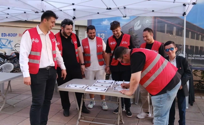 Eskişehir’de CHP'li gençler "sahte diploma" skandalını "diploma" dağıtarak protesto etti
