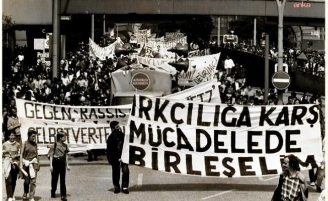 Göçmenlerin 1990’lardaki ırkçılığa karşı mücadelesi Kassel’de sergileniyor
