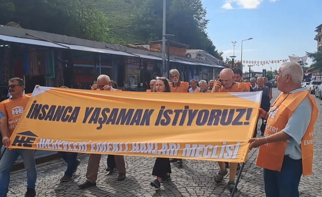 Halkevleri’nden emekli hakları için Kemalpaşa’da eylem: “Bu karanlığı birlikte aşacağız”