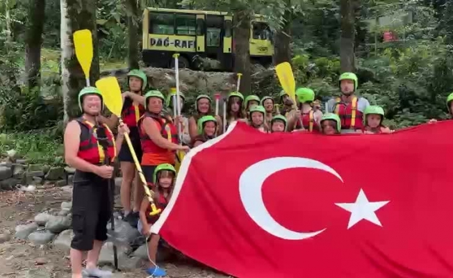 Rize Ardeşen'de yurttaşlar 30 Ağustos Zafer Bayramını rafting ve yüzme etkinliğiyle kutladı