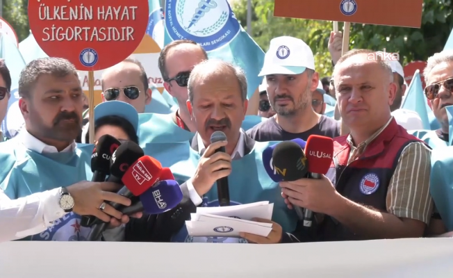 Sağlık-Sen üyeleri, hükümetin zam teklifini Çalışma ve Sosyal Güvenlik Bakanlığı önünde protesto etti
