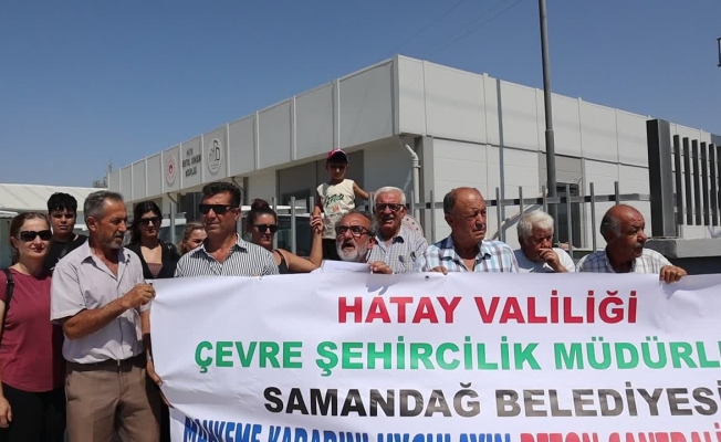 Samandağ’da mahkeme kararına rağmen faal olan beton santrali Çevre ve Şehircilik İl Müdürlüğü önünde protesto edildi