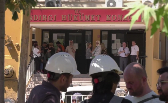 Sındırgı’da ağır hasar alan marketi tahliye eden yurttaş: “Burada devlet yok. Hani seferberlik, hani yardım?”