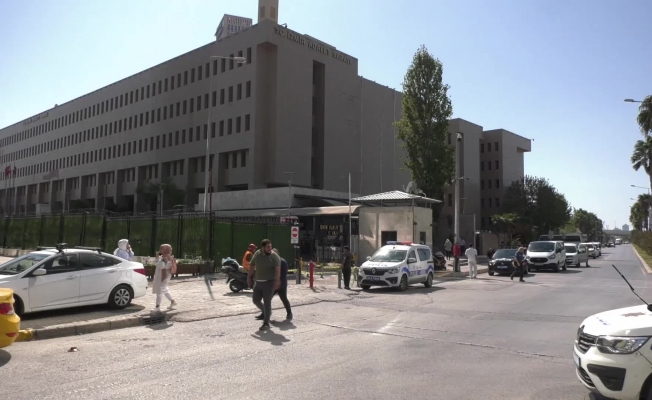 İzmir’de hukukçular yeni adli yılı protesto etti: “Kutlanacak bir hukuk değil, mücadele edilecek bir enkaz var”