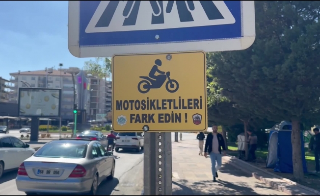 Aksaray’da motosiklet farkındalığı için “Motosikletlileri fark edin” tabelaları asıldı