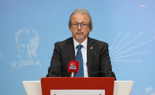CHP'li Uzgel'den Bakan Fidan'a: SDG'yle omuz omuza Hatay’ı Suriye topraklarında gösteren haritanın önünde poz veren Barrack'ı bakanlığa çağıracak mısınız?