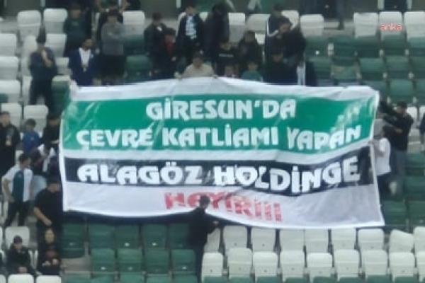 Giresunspor taraftarlarından tribünde çevre protestosu: "Çevre katliamı yapan Alagöz Holding'e hayır"