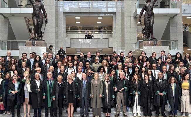 İstanbul Barosu, tutuklu meslektaşları için “Savunma Nöbeti” başlattı… Baro Başkanı Kaboğlu: "Avukatların müvekkilleri ile özdeş kılınmasına karşı çıkıyoruz"