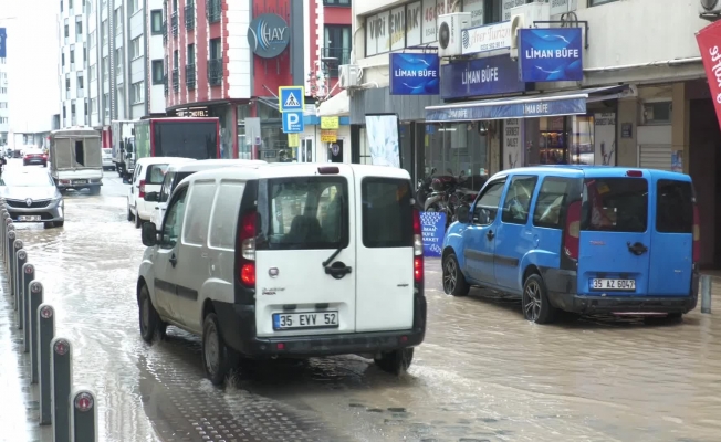 İzmir’de sağanak yağış hayatı olumsuz etkiledi