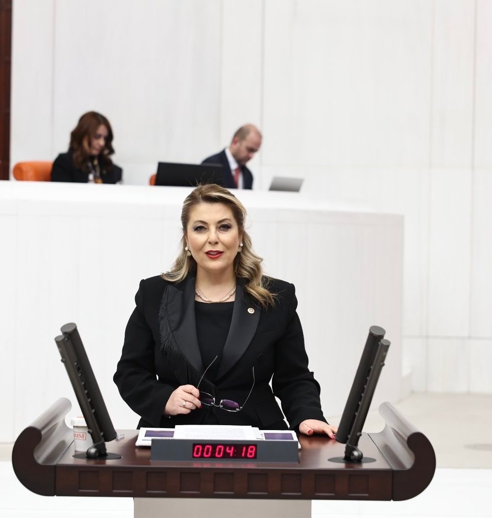 Gezmiş, “En kutsal mesleklerden birini icra eden saygıdeğer öğretmenlerimizin Öğretmenler Günü’nü yürekten kutluyorum”