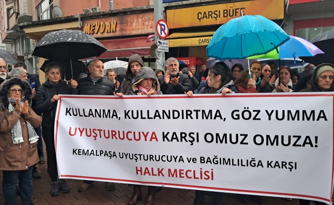 Kemalpaşa’da vatandaşlar, küçük yaşlara kadar düşen uyuşturucu kullanımını protesto etti