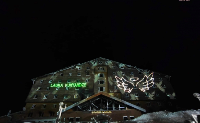 Grand Kartal Otel yangınının birinci yılında hayatını kaybedenler otel önünde düzenlenen törenle anıldı... Aileler: “Biz yaşayan ölüleriz”