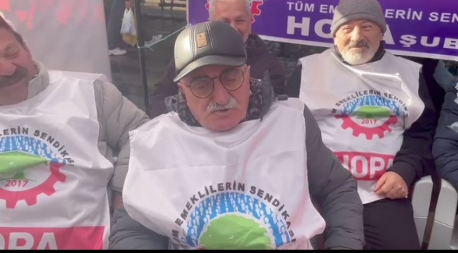 Hopa'da emeklilerin oturma eylemi devam ediyor: 23 yıldır ülkeyi yöneten bu iktidar, bizi dilenci durumuna düşürdü