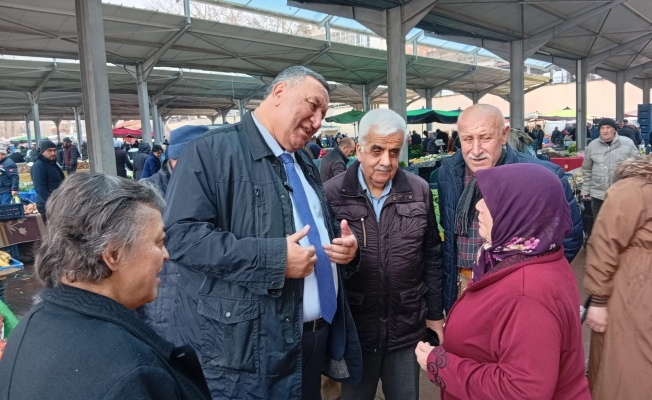 CHP Niğde Milletvekili Ömer Fethi Gürer pazarı gezdi, esnaf ve vatandaşlarla görüştü