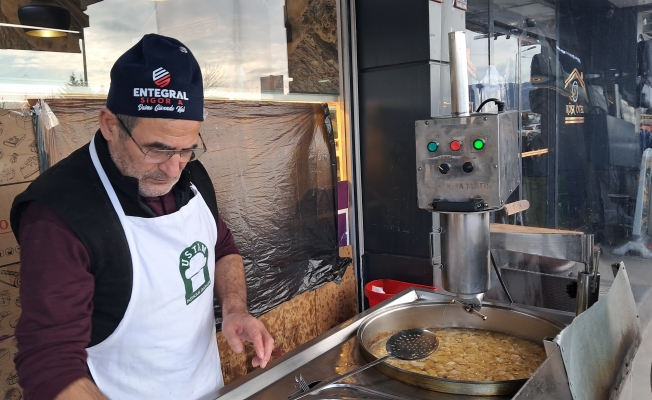 Hopa’da emekli yurttaş iftara tulumba tatlısını sayarak aldığını söyledi: "Yaklaşık 10-15 tatlı,&nbsp;10 tane de misafir var"