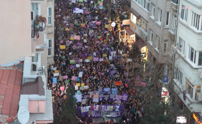 İstanbul’da "Feminist Gece Yürüyüşü"... Engellemelere rağmen binlerce kadın bir araya geldi, sokaklardan "Susmuyoruz, korkmuyoruz, itaat etmiyoruz"&nbsp;sloganları yükseldi